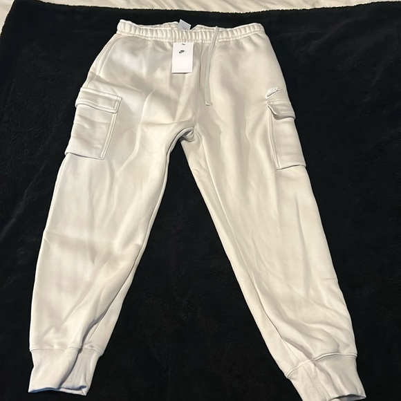 Brand new cream coloured Nike joggers tags still on. - Picture 1 of 2